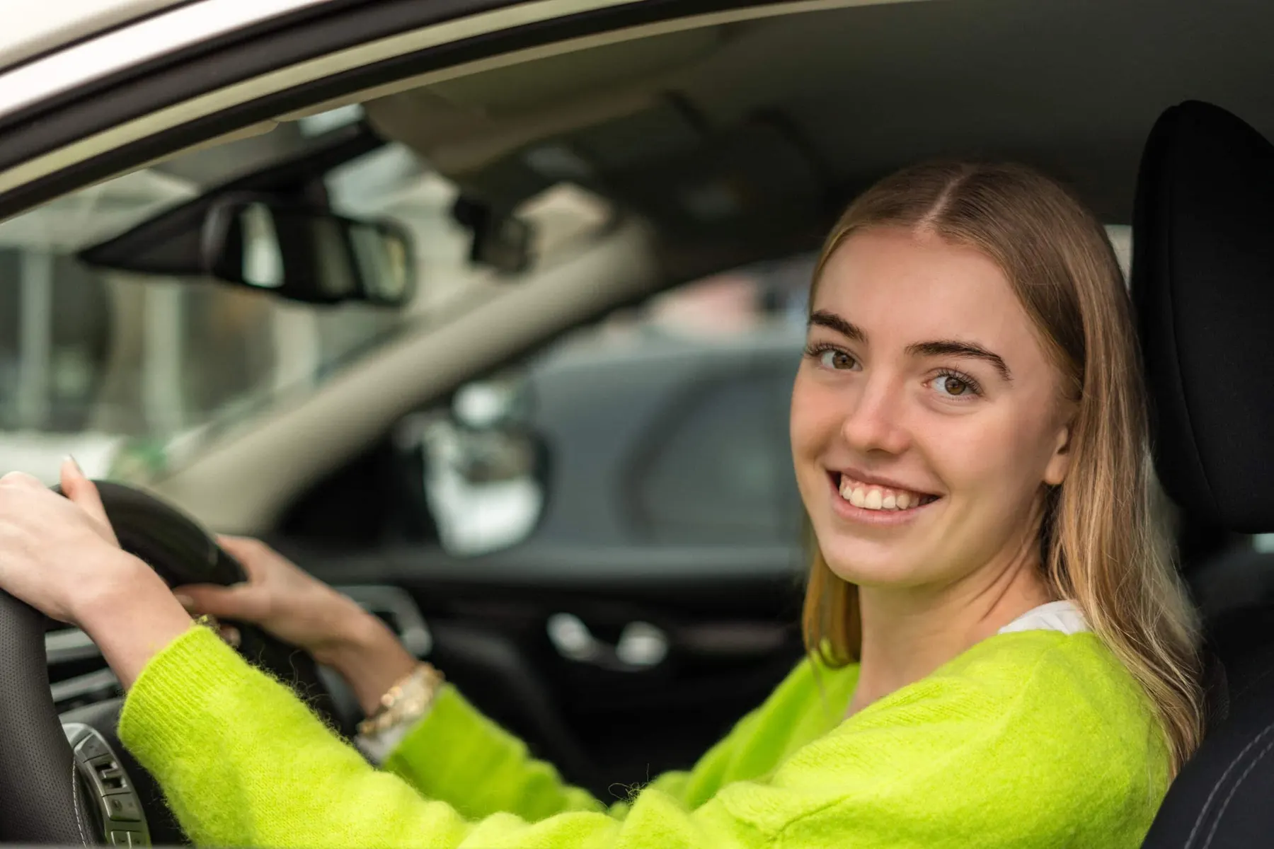 Fahrschülerin der Fahrschule Nett am Steuer eines Fahrschulautos in Bonn