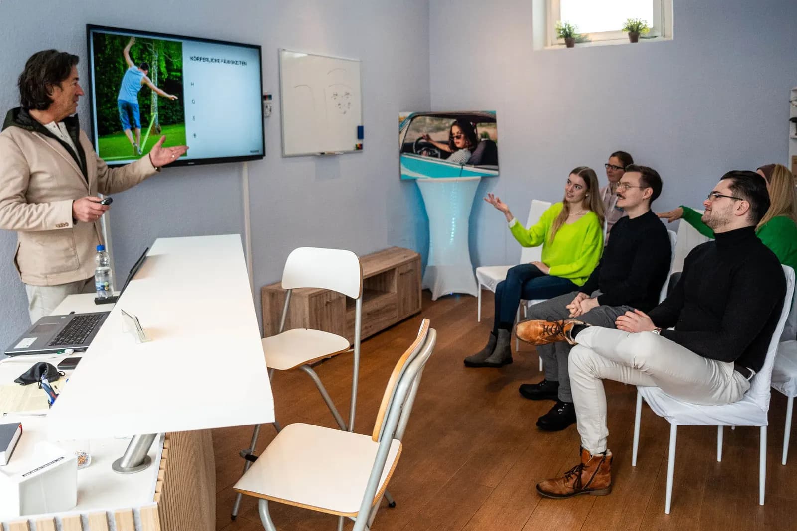 Theorieunterricht im Schulungsraum der Fahrschule Nett